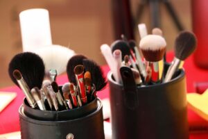 目元のクマを隠すメイク前のケア方法は？