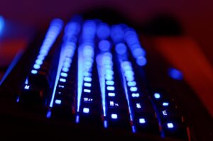 目元のクマ改善に効果的なLED美顔器との併用方法は？