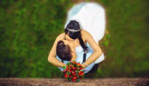 目元のアイクリームを使う最適な時期はいつ？