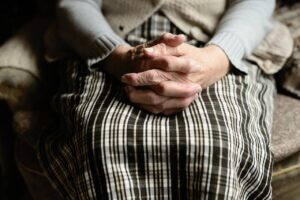 目元の皮膚が薄い時の効果的な対策は？