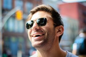 目元の笑いじわを効果的にケアする方法は？