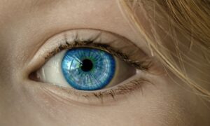まぶたに最適なアイクリームの使い方は？