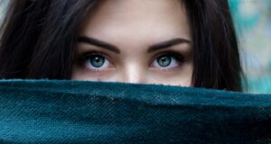 まぶたのたるみを予防するための効果的な方法は？