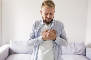 目元のくすみの原因は何ですか？