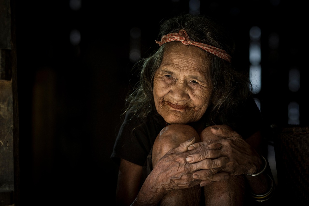 目元のたるみ予防に効果的な方法は？