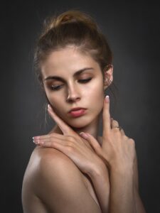 目元の化粧水とアイクリームの使い分けはどうすればいい？